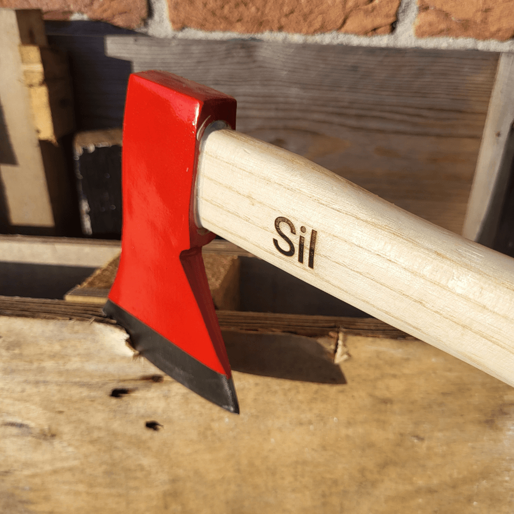 Tekst gebrand in houtensteel van hamer