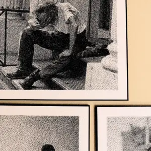 Kunstwerk van nail en draad gemonteerd