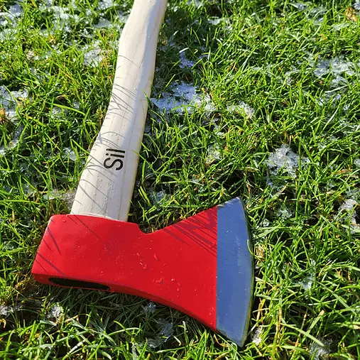 Naam op bijl gegraveerd