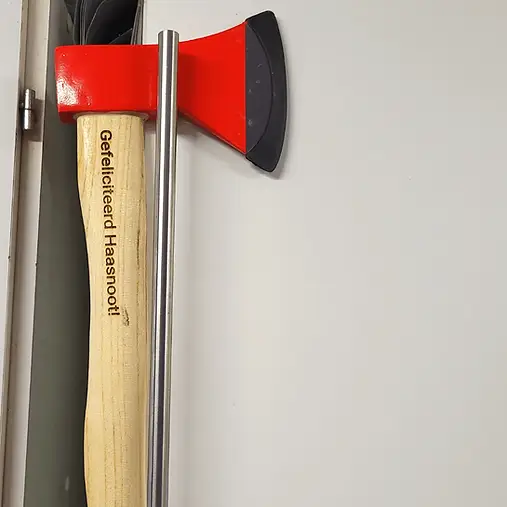 Tekst in bijl gezet met graveermachine