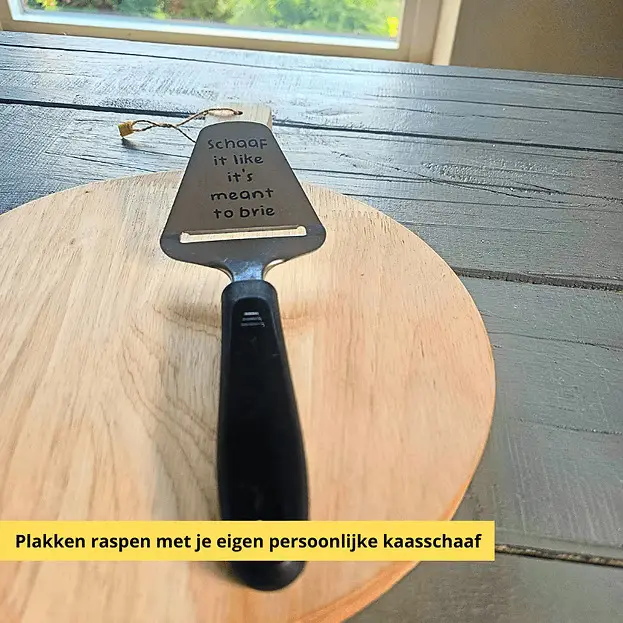 Gegraveerde kaas schaaf met grappige quote