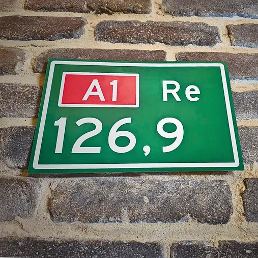 Hectometerpaaltje met eigen tekst en gegevens